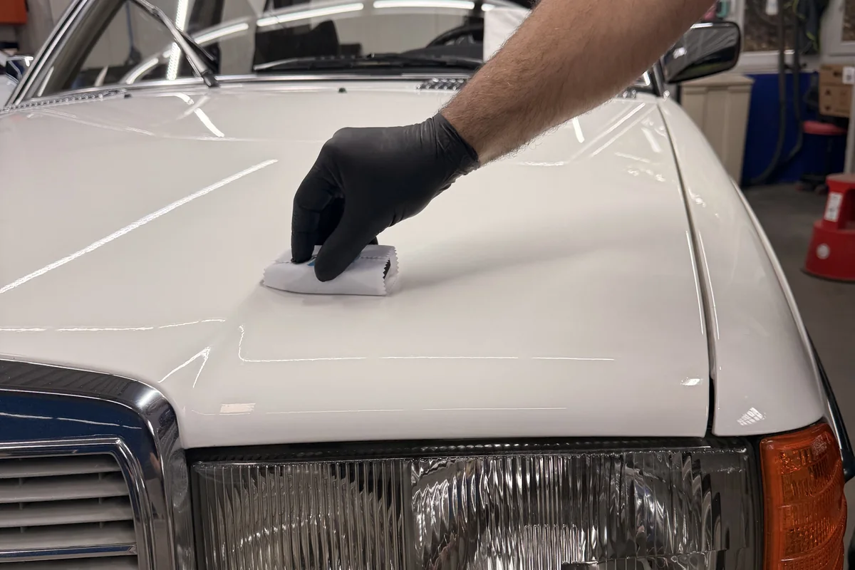 Keramikversiegelung wird von Hand auf die Motorhaube aufgetragen